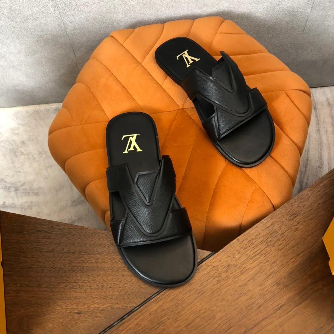 Factory price: 270💰LV counters are selling new brand luxury men's slippers, casual, loose and comfortable. The must-have model in the picture above [Happy][Happy], multiple colors available Size: 38-44, customized 45
